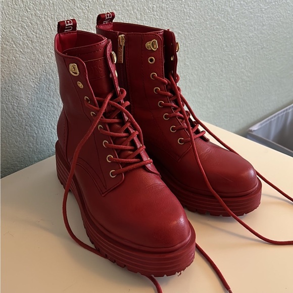 Size 8.5 red GUESS boots - Picture 2 of 4